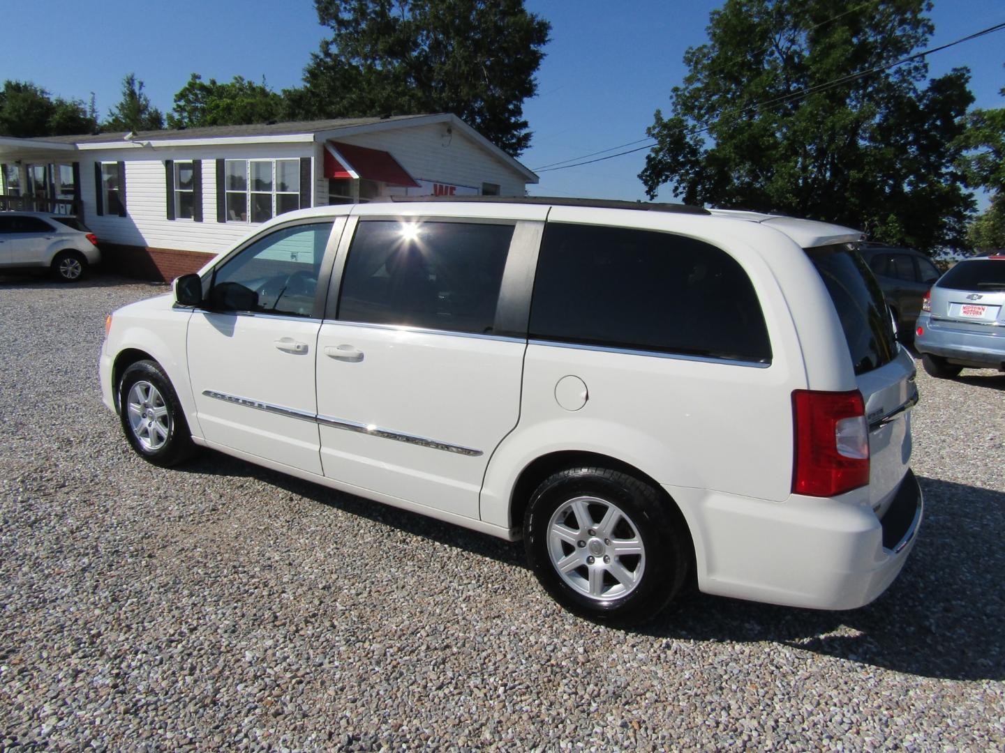 2011 White /Gray Chrysler Town & Country Touring (2A4RR5DG0BR) with an 3.6L V6 DOHC 24V engine, Automatic transmission, located at 15016 S Hwy 231, Midland City, AL, 36350, (334) 983-3001, 31.306210, -85.495277 - Photo#5